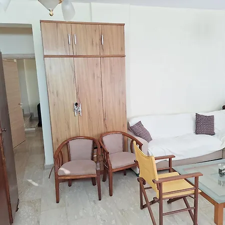 Big With Private Toilet In In Quite Area Of Larna A منزل للإقامة